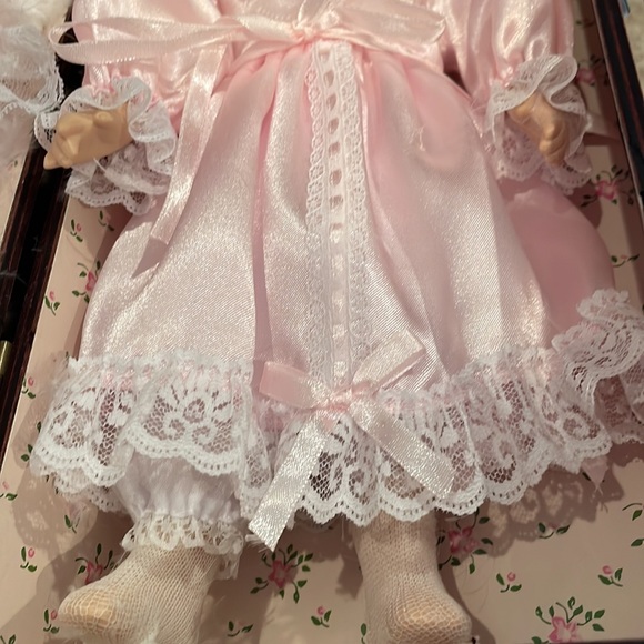 Porcelain doll in carrying crate. Additional dress, shoes and hanger. NWOT. - Picture 6 of 13